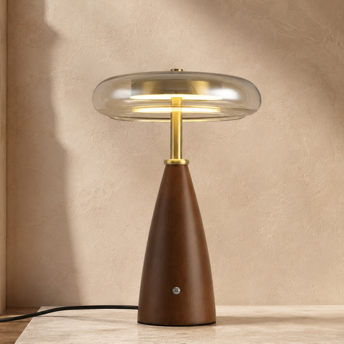 Aronde Lampe de Table en Noyer et Verre Cognac